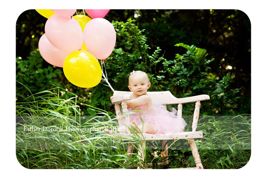 one-year-old-girl-outdoor-with-balloons-photographed-by-Dallas-photographer