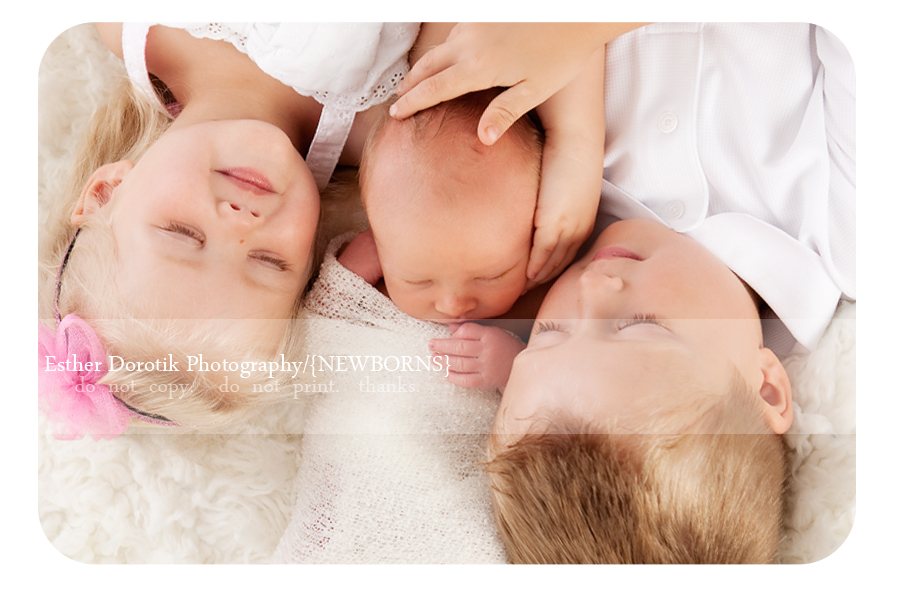 Fort-worth-baby-photographer-captures-newborn-with-siblings