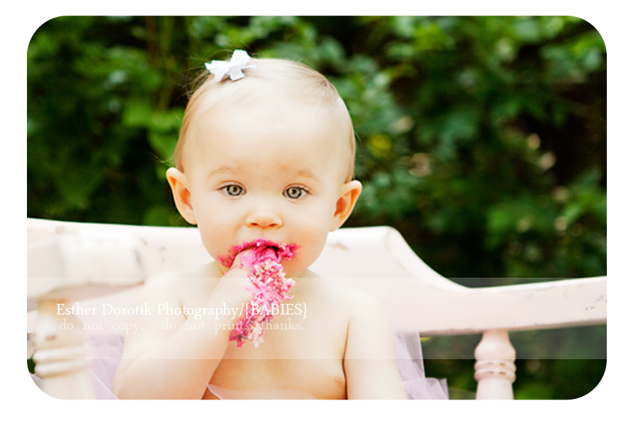 one-year-photography-outdoors-with-smash-cake-and-balloons